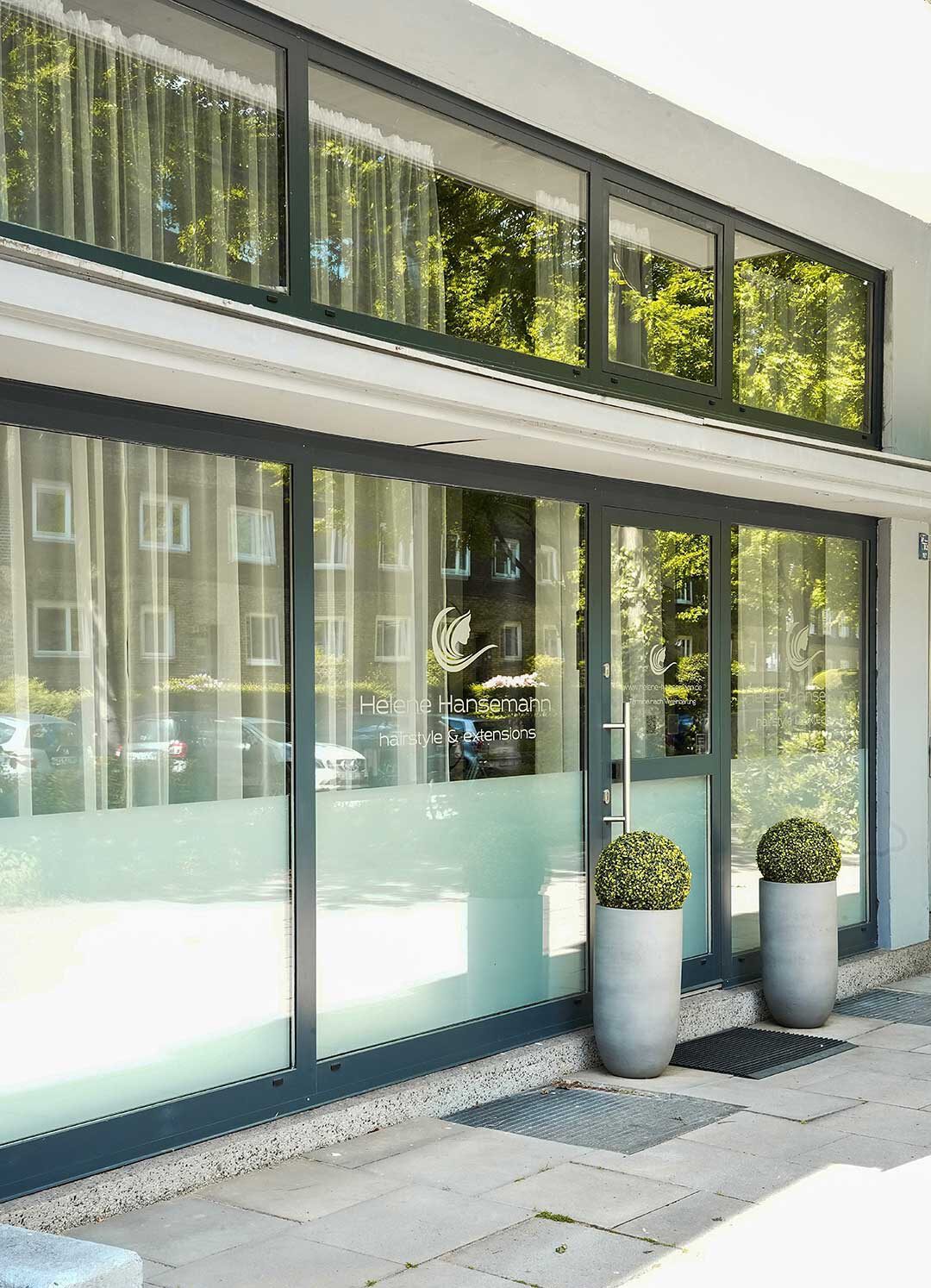 Glasfront und Eingang des Salons von Helene Hansemann